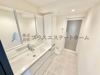 【独立洗面台】 | シーアイマンション須磨エクシード | 縦型LEDライトで明るく、三面鏡付きの洗面台で朝の身支度も整います♪