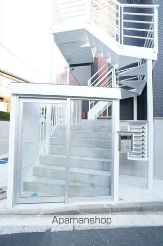 横浜市港南区下永谷６丁目のアパートのエントランス