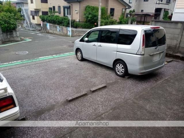 クレストミナミ　の駐車場