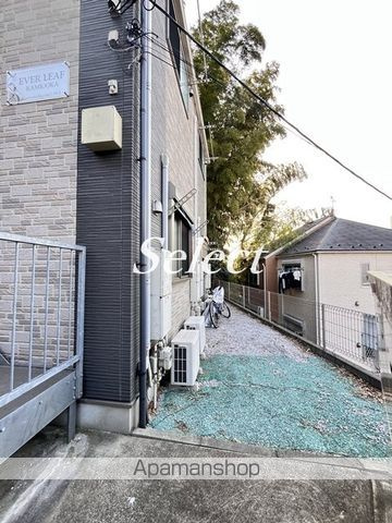 横浜市港南区上大岡東２丁目のアパートのエントランス