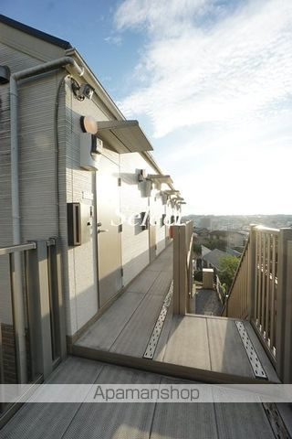 横浜市港南区上大岡東２丁目のアパートのエントランス