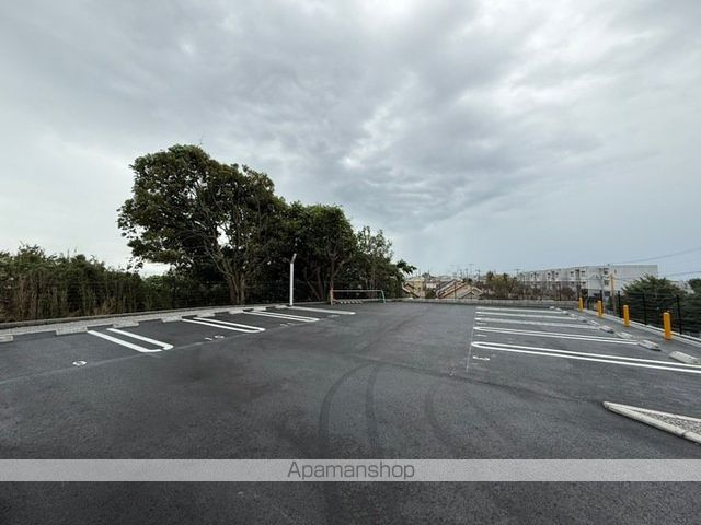 アヴァンセ横浜小机の駐車場