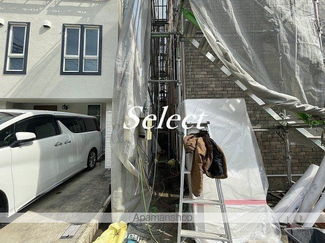 横浜市金沢区洲崎町のアパートのエントランス