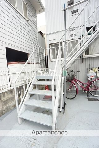 横浜市磯子区杉田５丁目のアパートのエントランス