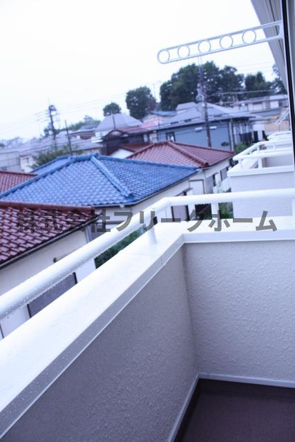 三鷹市井の頭２丁目のタウンのバルコニー