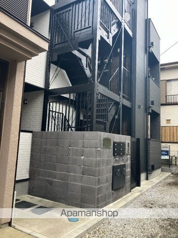 横浜市保土ケ谷区西久保町のアパートのエントランス