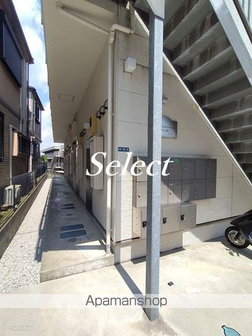 横浜市保土ケ谷区釜台町のアパートのエントランス