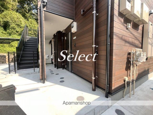 横浜市南区六ツ川１丁目のアパートのエントランス