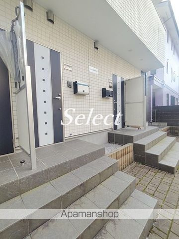 横浜市南区蒔田町のアパートのエントランス