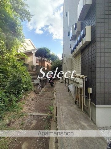 横浜市南区蒔田町のアパートのロビー