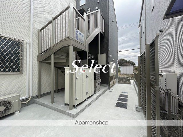 横浜市南区堀ノ内町２丁目のアパートのエントランス