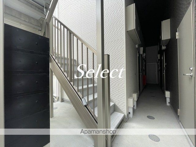 横浜市南区堀ノ内町２丁目のアパートのロビー
