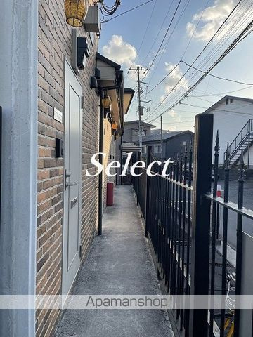 横浜市中区本郷町３丁目のアパートのロビー