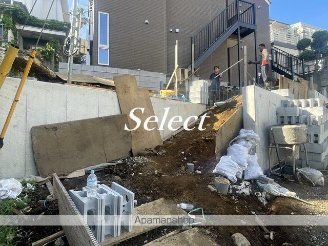 横浜市中区鷺山のアパートのエントランス