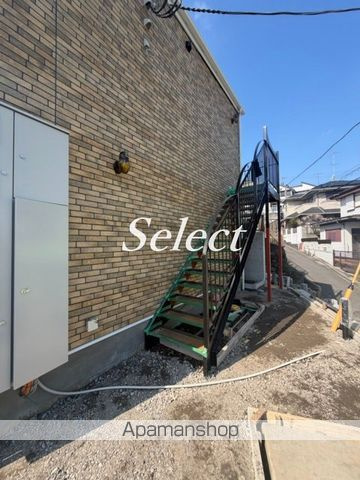ＱＵＩＥＴ　ＣＲＡＢ　ＨＯＵＳＥ　三ツ沢上町のエントランス
