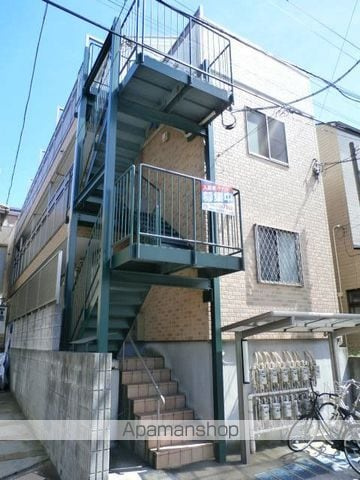 横浜市神奈川区高島台のアパートのエントランス