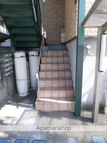 横浜市神奈川区高島台のアパートのロビー