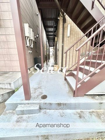 横浜市神奈川区泉町のアパートのエントランス