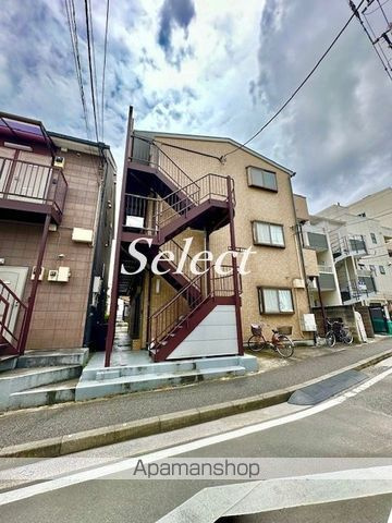 横浜市神奈川区泉町のアパートの外観