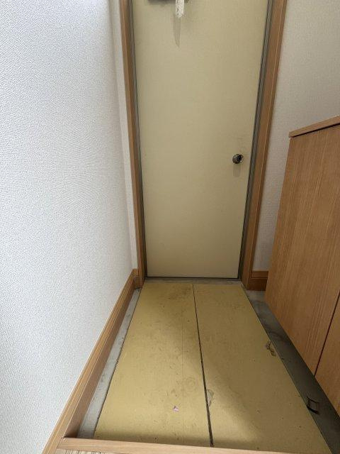 広野6丁目アパートの玄関