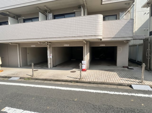 メゾン・ド・ラパンの駐車場