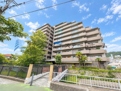 【外観】 | ルネ神戸宮川町さくら坂 | 風格ある外観は、住む人のステータスを感じさせる重厚なデザインです。安心感を与える堅牢な造りです