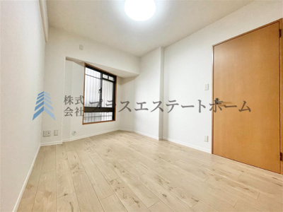【洋室】 | ルネ神戸宮川町さくら坂 | 木目調のフローリング材でナチュラルな見た目のため暖かく落ち着いた雰囲気のお部屋です♪