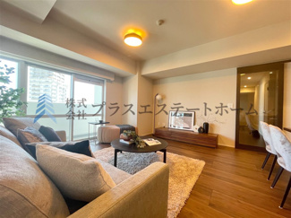 【居間・リビング】 | アスタ新長田タワーズコート2番館 | LDKは16.7帖確保♪リビング横にバルコニーが隣接しており、大きな窓からの採光で明るい空間です♪