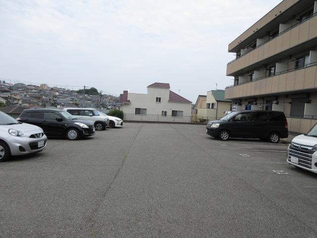 パークハイム参番館　Ａ棟の駐車場