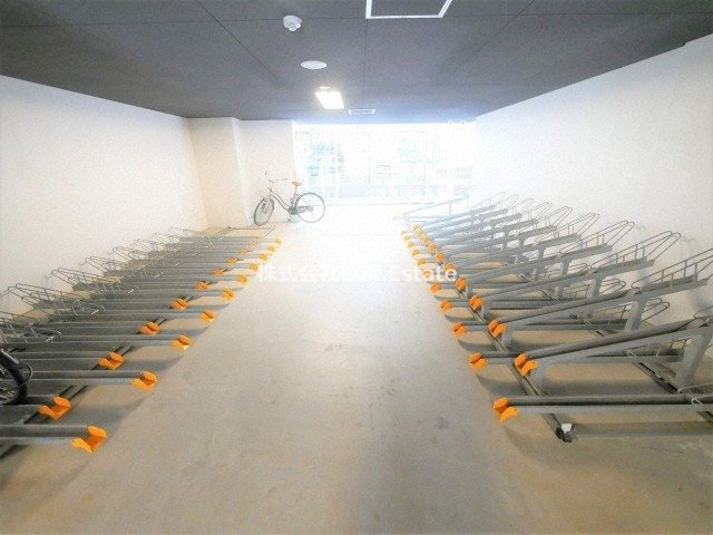 プレサンス谷町キャトルの駐車場