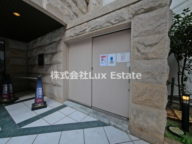 プレサンス本町プライムのエントランス