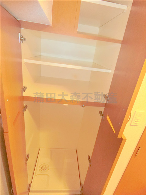 ルーブル大森伍番館の設備|玄関横室内洗濯機置き場　上部収納