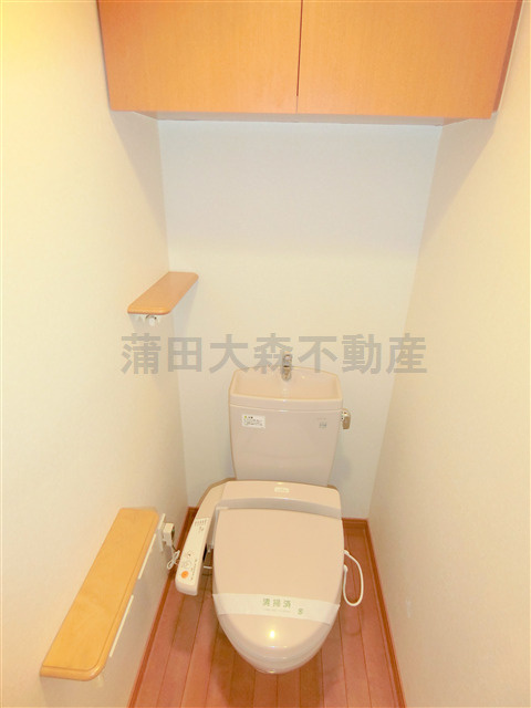 ルーブル大森伍番館のトイレ|吊戸棚と温水暖房便座付きのトイレ