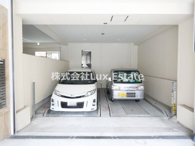 SERENiTE-04の駐車場