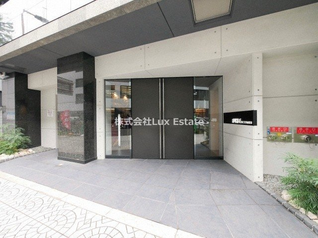 ルーエ本町のエントランス