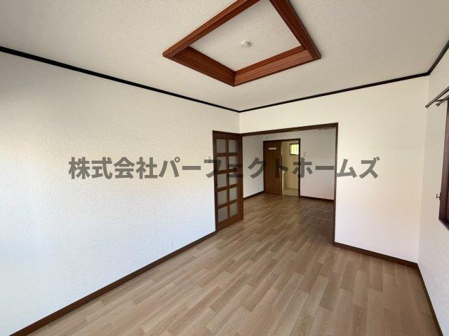 本町戸建　賃貸の居間・リビング|使いやすいリビングです