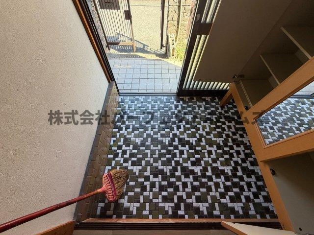 本町戸建　賃貸の玄関|明るい玄関です