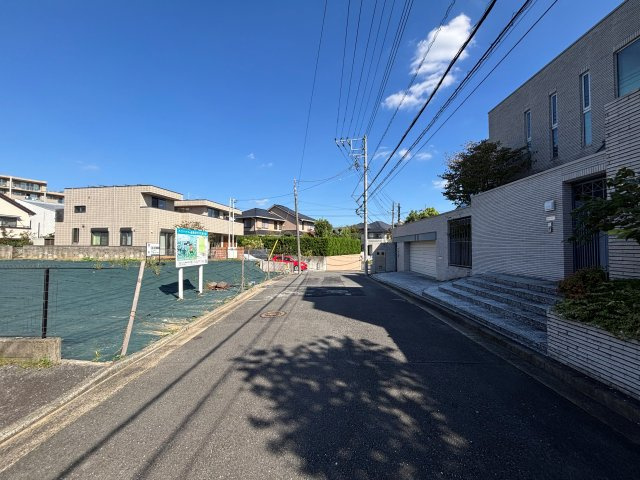 青葉区つつじが丘の前面道路含む現地写真