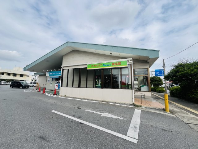 沖縄市与儀３丁目のアパートの駐車場