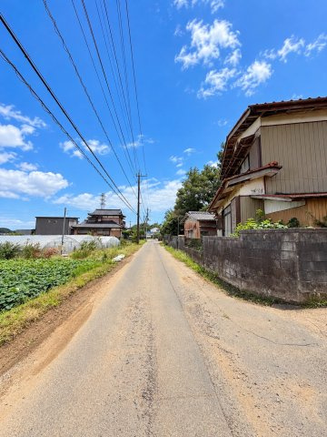 鉾田市借宿中古戸建の前面道路含む現地写真