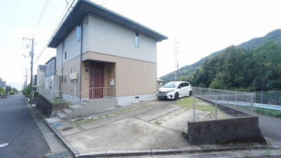 【駐車場】 | 廿日市市四季が丘上　４ＬＤＫ＋納戸、ＷＩＣ戸建て | ひろびろ車３台以上～駐車できます