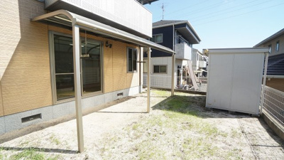 【庭】 | 廿日市市四季が丘上　４ＬＤＫ＋納戸、ＷＩＣ戸建て | ひろびろ物置つき南庭
ドッグラン、ガーデニングなど活用できます