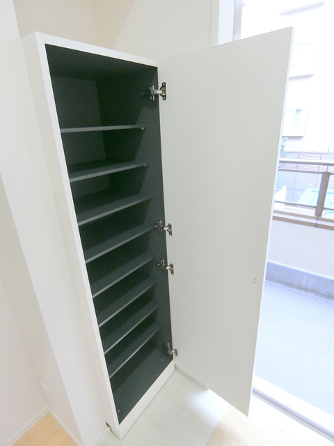 ドーモ高井戸の玄関|★たっぷり収納出来るシューズボックス★