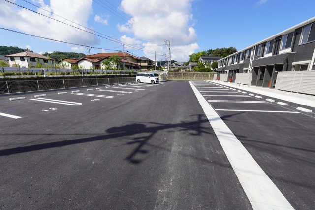 プリメゾン東郷の駐車場
