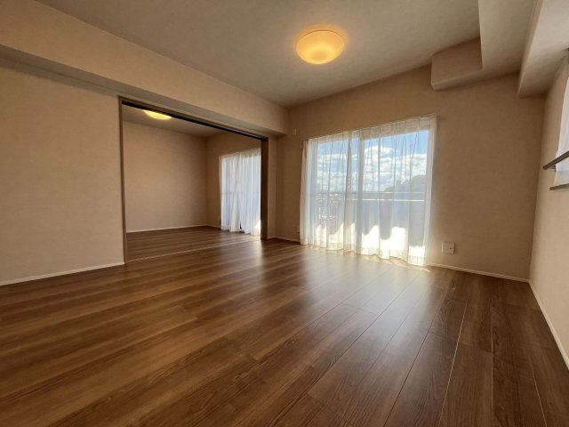 【居間・リビング】 | ロマネスク香住ヶ丘 | 南西向きのバルコニーに面した明るいLDKは大きな窓があり快適空間です