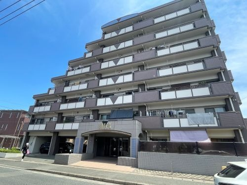 【外観】 | ユーハイム曰佐リベックス | 徒歩3分のバス停からバスが出ています。徒歩圏内に買い物施設が充実しています♪