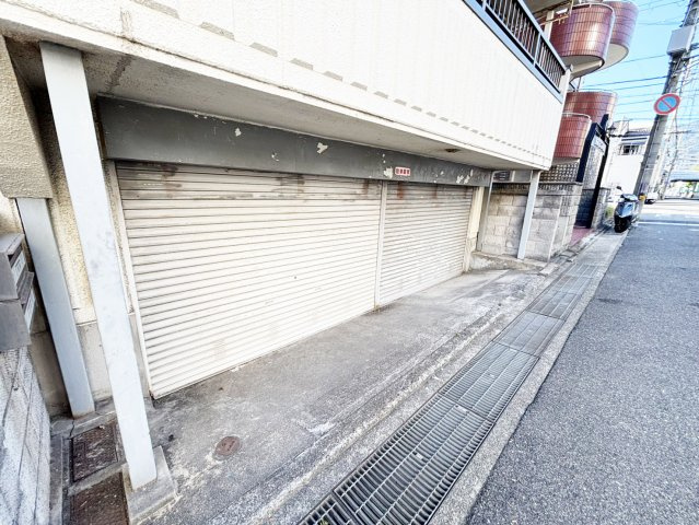 御影石町2丁目一戸建の駐車場