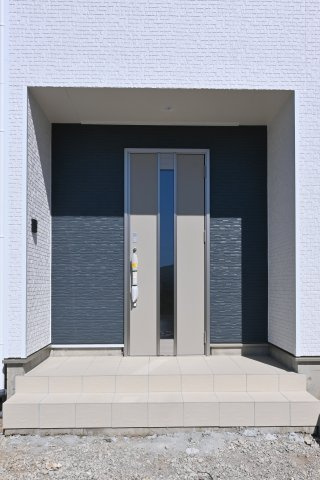 【玄関】 | 太田市新田上江田町第1　クレイドルガーデン | 落ち着いた雰囲気の玄関は屋根付きで急な雨でも安心です♪