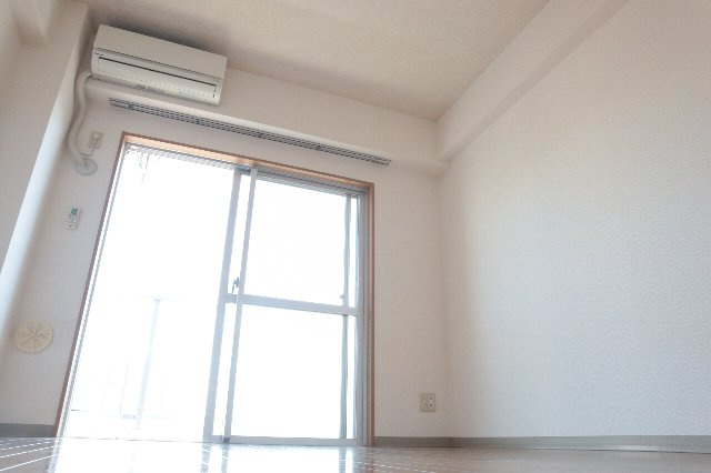【居間・リビング】 | アピス | きれいな洋室のお部屋です