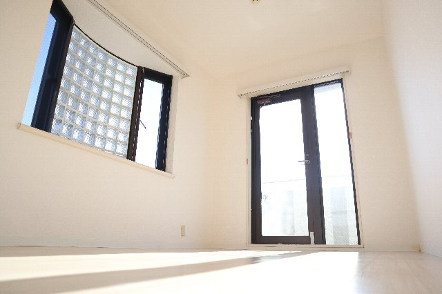 【居間・リビング】 | アフェールＪ海神 | 明るい洋室のお部屋です
